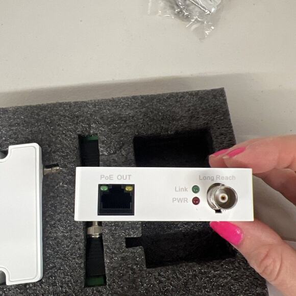 LINOVISION POE IP EOC Transmitter Receiver Pair connects to IP cameras over Coax - Picture 3 of 5